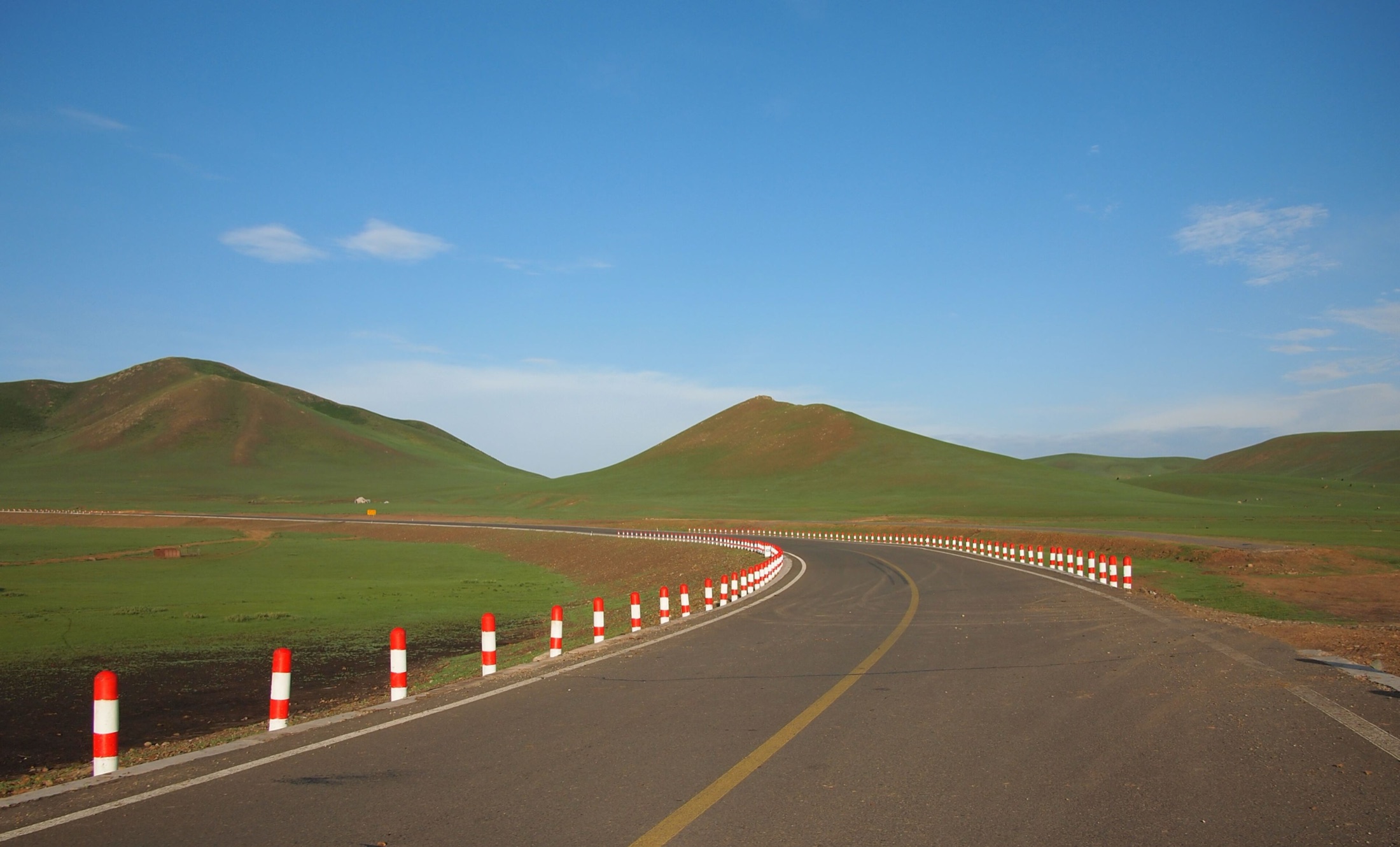 草原丘陵与公路